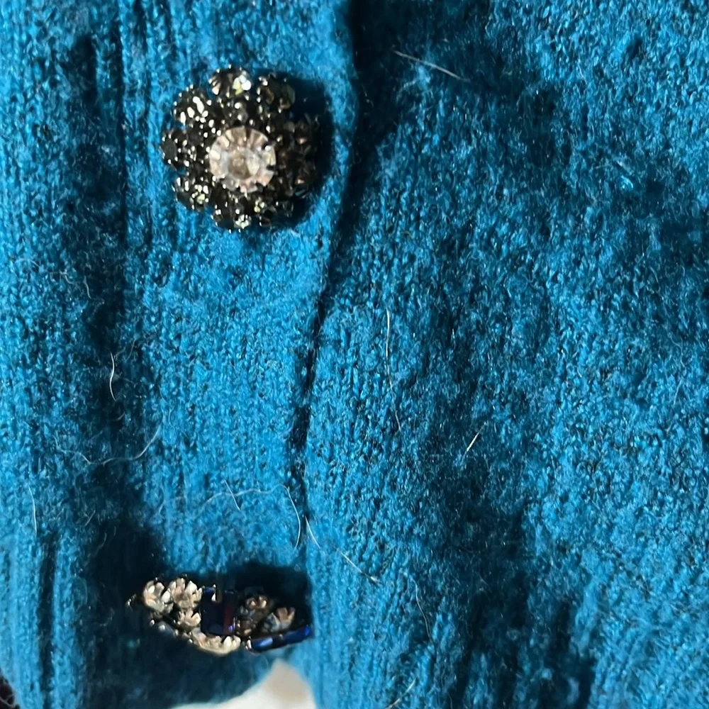 Cece sexy vneck back sweater with gorgeous buttons - Picture 4 of 7